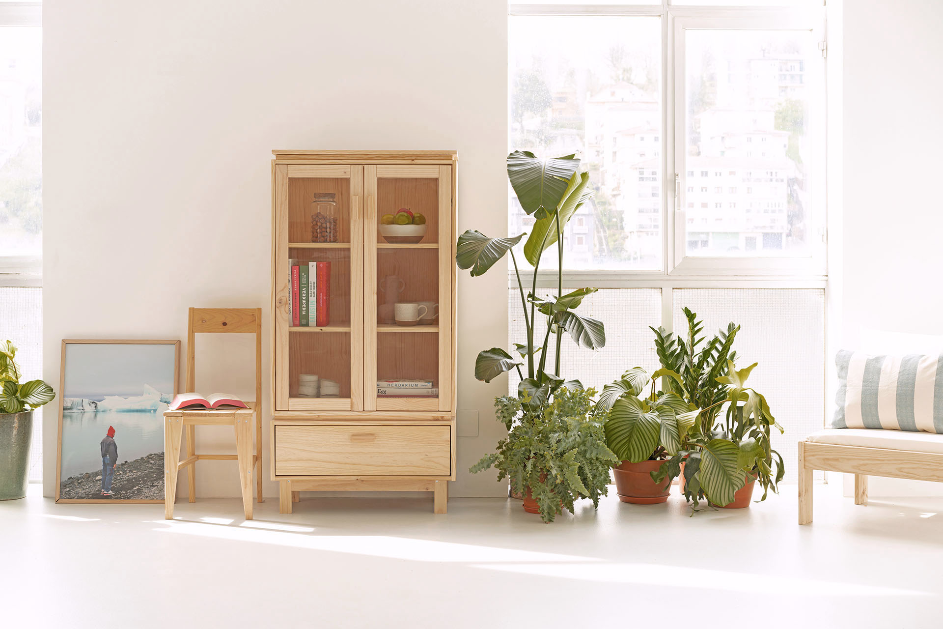 Imagen de ambiente 1 para:Vitrina de madera natural
